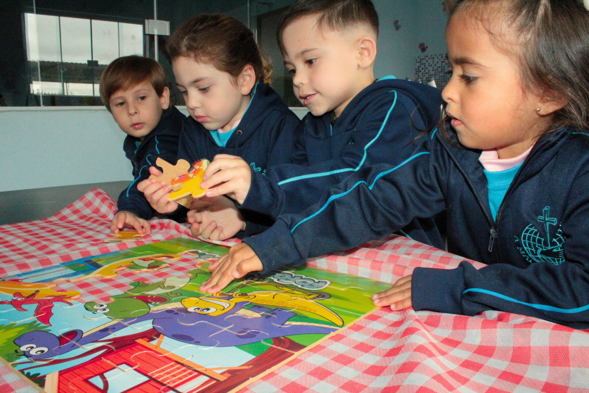 Crianças aprendendo de forma humanizada